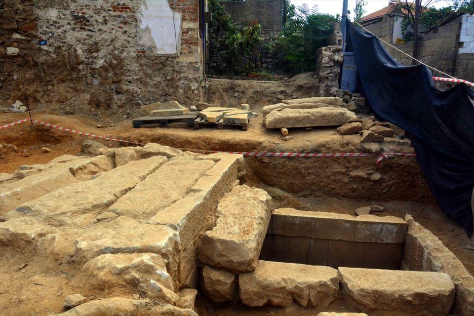 <p>Muğla'nın Milas ilçesinde hafriyat çalışması sırasında geçmişi 2 bin 400 yıl öncesine kadar uzanan, içinde 103 obje yer alan oda mezar bulundu.</p>

<p> </p>
