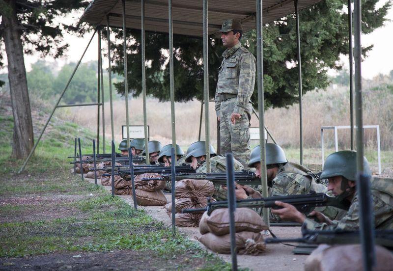 <p>Bu kapsamda, askerlik hizmetini yıllar öncesinde tamamlayan "kahraman Mehmetçikler" ile subay ve astsubaylara "silah altı" daveti ulaştırıldı. Türkiye'nin değişik illerinden "kutsal asker ocağına" gelenler, eski silah arkadaşlarıyla buluştu, yeni arkadaşlıklar kurdu, eğitim alanında aynı karavanadan yemek yedi. </p>
<p> </p>