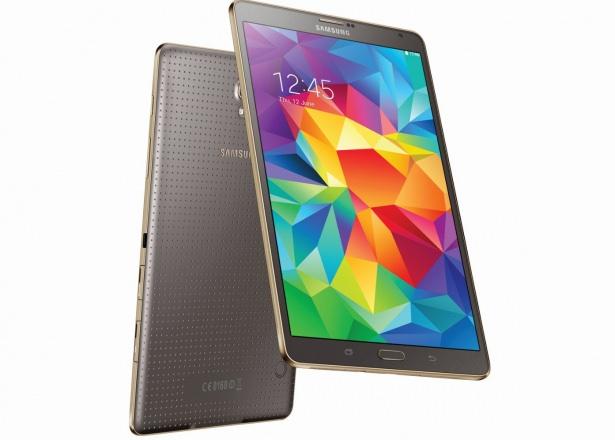 <p><strong>2 - ANDROID EVRENİNDEN - SAMSUNG GALAXY TAB S (8.4 İNÇ)</strong></p>

<p>Eğer iOS dünyasına tahammül edemeyen kalabalığın bir parçasıysanız sizi Android evrenine alalım. Samsung Galaxy Tab S’in 8.4 inçlik modeli müthiş batarya ömrü ve ekranıyla Android tabletleri listemizin tepesinde yer alıyor. Cihaz, benzer boyuttaki Android rakiplerinin fiyat olarak da bir miktar önünde. </p>

<p><em>Ağırlık: 467g  Ekran: 8.4 inç  Çözünürlük: 2560x1600  RAM: 3 GB  Arka Kamera: 8 MP</em></p>
