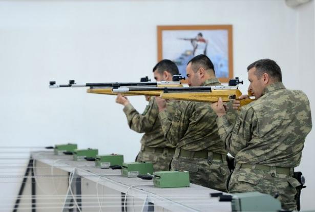 <p>Kursiyerlere simülasyon bölümünde, simülatör cihazıyla atışta silahın salınımı ekrana yansıtılıyor, bu sayede tüfeğe hakimiyet faktörleri tam olarak öğretiliyor.</p>
<p> </p>