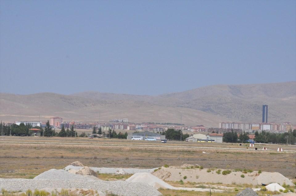 <p>Darbe girişiminin ardından Konya'daki askeri birliklerin girişleri kepçe, kamyon ve belediye otobüsleriyle kapalı tutuluyor. Konya 3. Ana Jet Üs ve Garnizon Komutanlığında ise güvenlik önlemleri artırıldı.</p>

<p> </p>
