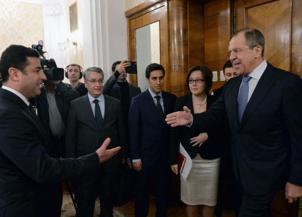 <p>Demirtaş görüşmenin basına açık bu bölümünde, <strong>'bu zor dönemde'</strong> Rusya ile olan ilişkilere büyük önem verdiklerini söyledi. Lavrov ise Demirtaş'la Suriye'deki durumu da görüşmek istediğini belirtti.</p>