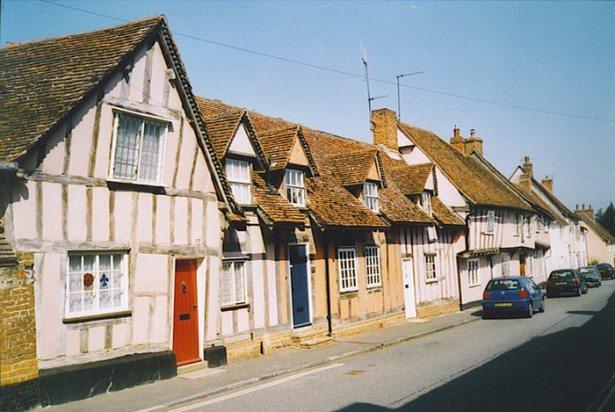 <p>İngiltere'nin bir köyü olan Levanham'da bulunan evler mimarisiyle görenleri şaşırtıyor. </p>
