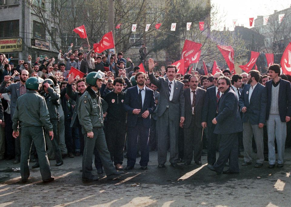 <p>Refah Partisi Genel Başkanı Necmettin Erbakan, 1998 yerel seçimleri çerçevesinde İstanbul'da miting yaptı ve ilçe başkanlıklarını ziyaret etti. (1 Mar 1989)</p>
