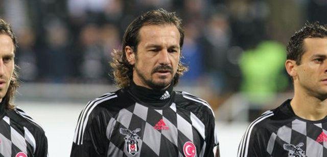 <p><strong>YUSUF ŞİMŞEK </strong></p>

<p>2008-2009 sezonunun devre arasında Bursasporlu Yusuf Şimşek, Trabzonspor'un kampına katılmasına karşılık son anda Beşiktaş'ta soluğu almıştı.</p>
