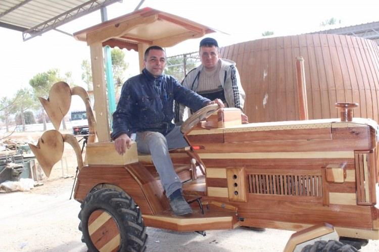 <p>Diğer malzemeleri parçacılardan alan Didin, üzerinde 30-35 gün çalıştığı ahşap traktörü ile çarşıya çıkıp çevrede tur atıyor. </p>
