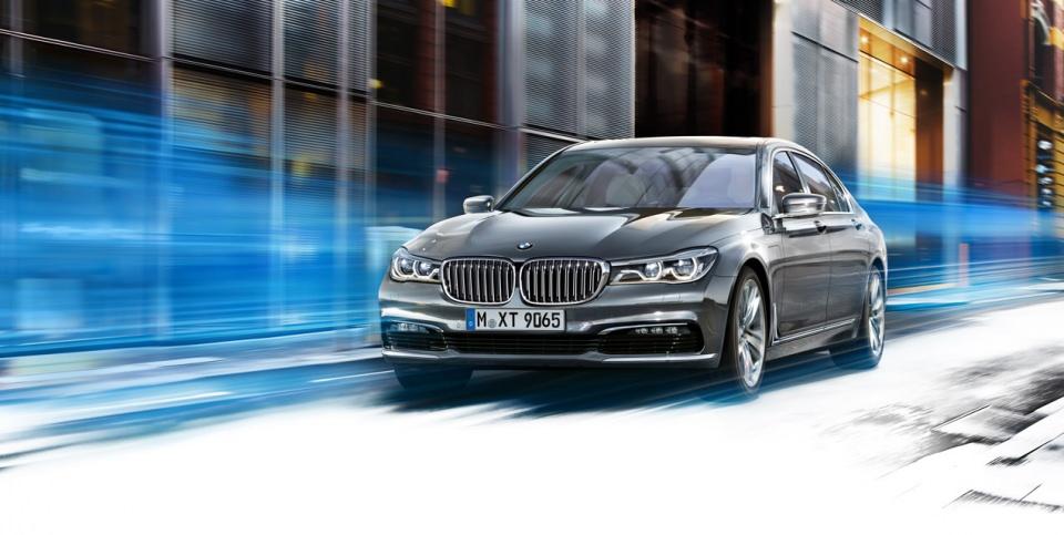 <p><strong>BMW 740E</strong><br />
Uzaktan kumandalı park etme, karbonfiber destekli şasi, kamera bazlı süspansiyon sistemi gibi teknolojiler ile üst sınıfın ilgisini çekiyor. BMW 7 Seris, Ağustos ayında 326 HP sistem gücüne sahip olan şarj edilebilir hibrit versiyonu 740 ile de ithal edilecek.</p>