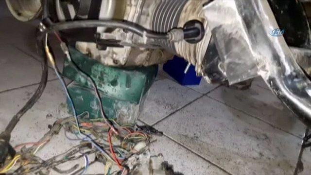 <p>Motosikletin özelliklerinden de söz eden Sürme, "150 cc otomatik vitesli motosikletimiz 15 beygir motor günce sahiptir. 140 kilometreye hıza ulaşabiliyor. Küçük olduğu için ara sokaklarda kendini belli ettirmesi için kamyon ve taksi kornası taktık.</p>
<p> </p>