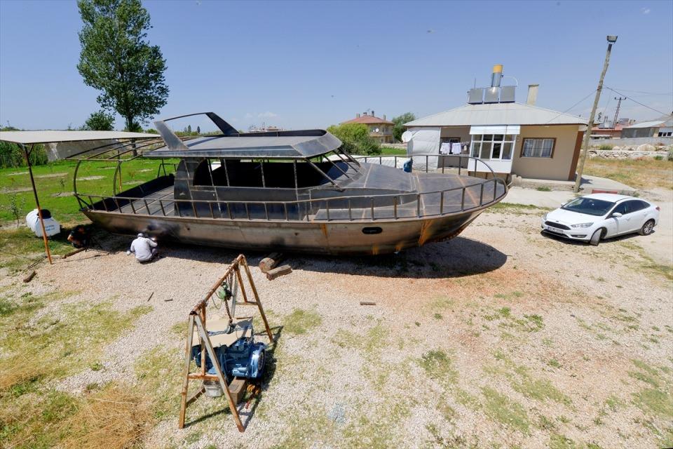 <p>Özunca, bölgede tekne yapan aile olarak bilindiklerini ancak bunu bilmeyenlerin tekneleri gelip gördüğünde çok şaşırdıklarını dile getirdi.</p>

<p> </p>
