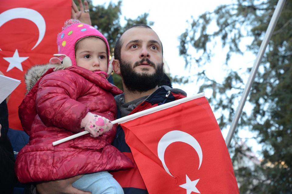 <p>Terme İlçesi'nde düzenlenen 'Teröre tepki ve şehitleri anma' yürüyüşüne Terme Belediye Başkanı Şenol Kul, Kent Konseyi Başkanı Adnan Atik, sivil toplum kuruluşlarının temsilcileri ve 7'den 70'e yaklaşık 3 bin kişi ellerinde Türk bayrakları ile katıldı.</p>
