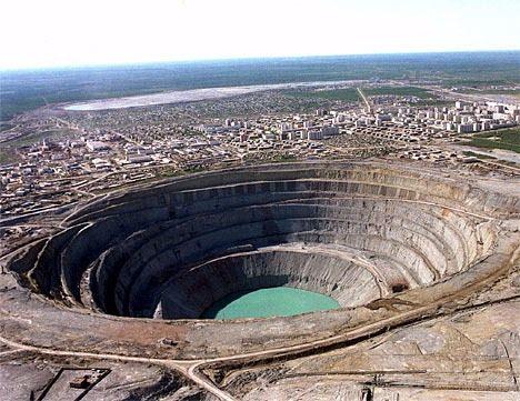 <p>Fotoğraflar, Sibirya''nın doğusunda bulunan Mir Elmas Madeni'ninde çekildi.</p>
<p> </p>
