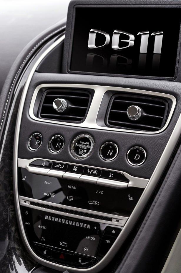 <p><span style="color:#FFFFFF">GT, Sport</span><span style="color:#FFFFFF"> ve Sport Plus adlı çoklu dinamik sürücü modları, motor tepkisini ilerici bir anlayışla yoğunlaştırıyor. 8 vitesli otomatik ZF şanzımanı, yeni elektrikli direksiyon sistemi ve fren esnasında tork yönlendirme teknolojisiyle daha yüksek çeviklik sunarken adapte edilebilir sönümleme teknolojisini de güçlendirdi.</span></p>