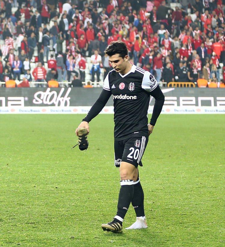 <p>Ön Libero: Necip Uysal</p>
