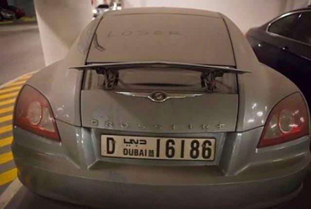 <p>Dubai Uluslararası Havaalanı’nın otoparkı, ülkelerinde yasal takibata uğramak istemeyen yabancıların kaderine terk ettiği birbirinden lüks otomobillerle doldu.</p>

<p> </p>
