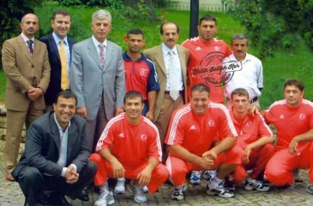 <p><strong>İstanbul Büyükşehir Belediyesi’nde aldığım görevler</strong></p>

<p>1994 - 2006 yılları arasında İstanbul Büyükşehir Belediyesi Spor Kulübü’nün genel sekreterlik görevini yürüttüm. Bu sürede başta güreş olmak üzere amatör branşlarda şampiyon sporcuların yetişmesinde ve kulüp olarak Avrupa ve Dünya kulüpler şampiyonluklarının kazanılmasında aktif rol aldım. </p>
