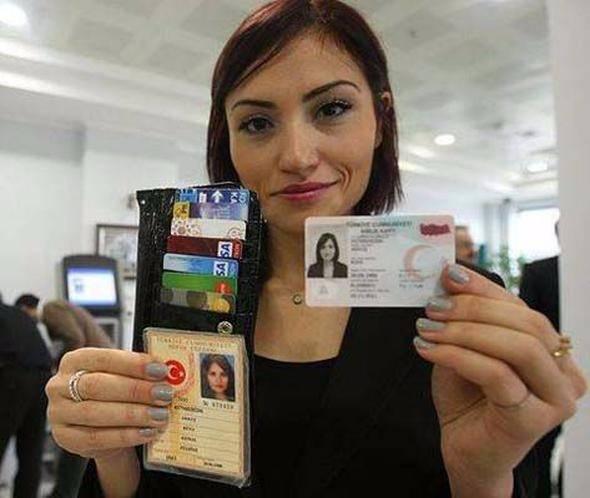 <p>Hangi biometrik veriler alınır? <br />
<br />
Kimlik kartında on beş yaşını tamamlamış kişilerin parmak izi, parmak damar izi ve el ayası damar izi biyometrik verileri alınır.</p>