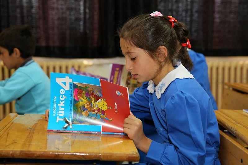<p><strong>1 milyonu aşkın çocuk ilkokula başlıyor</strong></p>

<p>Bu yıl yaklaşık 1 milyon 136 bin öğrencinin ilkokul birinci sınıfa, yaklaşık 1 milyon 200 bin öğrencinin de okul öncesi eğitim kurumlarında eğitime başlaması bekleniyor.</p>
