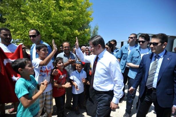 <p>Başbakan Ahmet Davutoğlu, Genelkurmay Başkanı Orgeneral Necdet Özel ile birlikte Suriye sınırındaki Kilis'in Elbeyli İlçesi'ne geldi.</p>

<p> </p>
