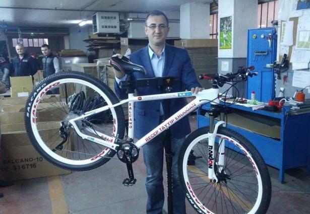 <p>Salcano Bisiklet'in Yönetim Kurulu Üyesi ve aynı zamanda Cumhurbaşkanlığı Türkiye Bisiklet Turu'nun sponsorlarından Bayram Akgül, Cumhurbaşkanı Recep Tayyip Erdoğan'a yapılan özel bisikletin tasarımı ile ilgili olarak açıklamalarda bulundu.</p>
