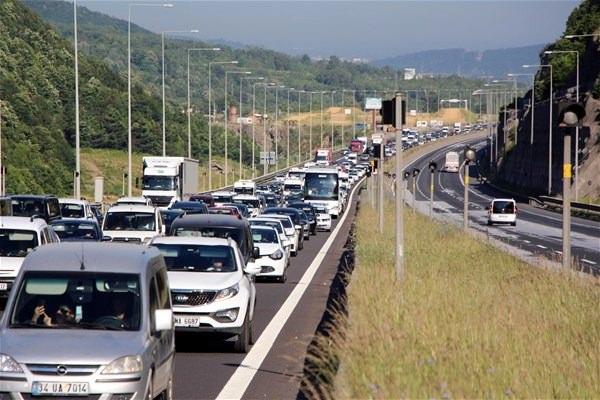 <p>TEM yolunun Bolu Dağı Tüneli kesiminde yoğunluk artarken trafik zaman zaman durma noktasına geldi. </p>
<p> </p>