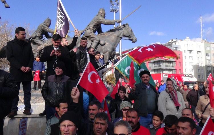 <p>UŞAK'ta son günlerde yaşanan terör saldırıları, geniş katılımlı olarak düzenlenen 'Teröre lanet yürüyüşü' ile protesto edildi.</p>
<p> </p>