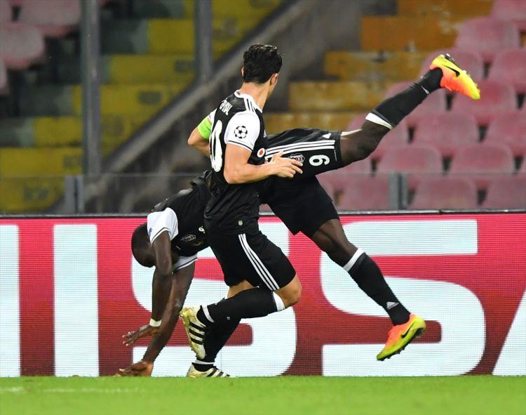 <p>HİNDİSTAN'DA BİLE MANŞET OLDU<br />
<br />
Hindistan'ın Express gazetesi, siyah beyazlıların tarihi galibiyetini spor sayfası manşetine taşıdı. Gazete "Aboubakar, Beşiktaş'a Napoli karşısında şok galibiyeti getirdi" diye yazdı.</p>