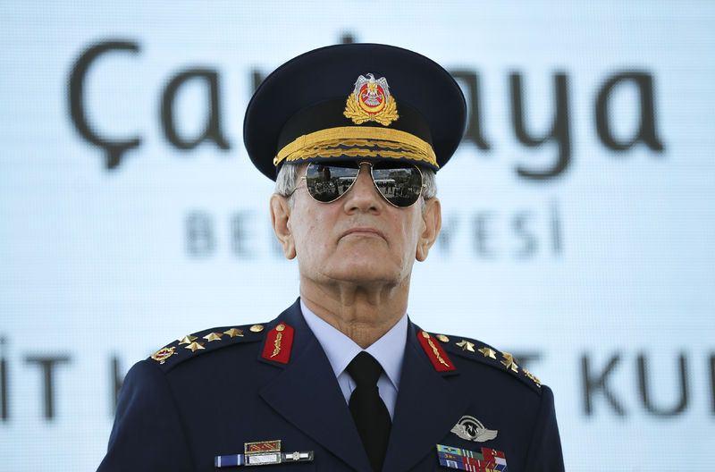 <p><strong>ORGENERAL AKIN ÖZTÜRK: ULUDERE ŞÜPHESİ </strong></p>

<p>1971’de Hava Harp Okulu’nda öğrenciyken, Türkiye Cumhuriyeti tarihinin başarıya ulaşmayan ve emir-komuta zinciri dışında gelişen askeri darbe girişimine, Madanoğlu cuntasına ve 12 Mart muhtırasına tanık oldu. 1973’te mezun oldu. Önce F-4, ardından F-16 uçaklarıyla uzun yıllar uçtu.</p>
