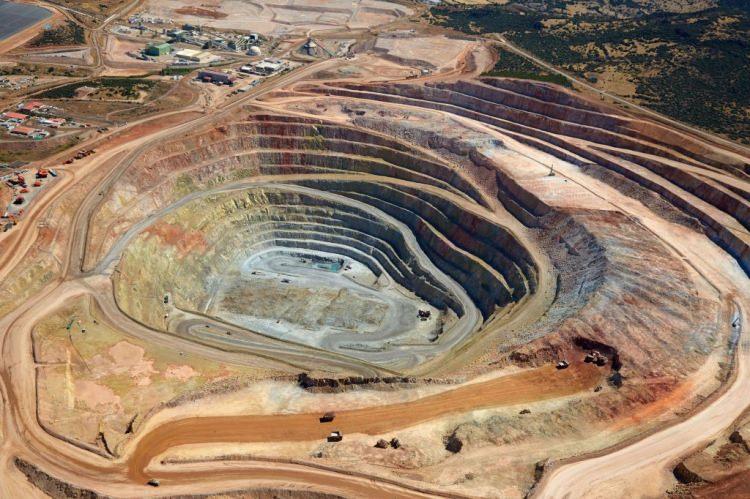 <p>Metal Madencilik Yönetim Kurulu Başkanı Mehmet Yılmaz, Kışladağ Altın Madeni'nde 10 yılda yaklaşık 80 ton altın üretildiğini, çalışmaların 24 saat esasına dayalı olarak sürdürüldüğünü söyledi.</p>
