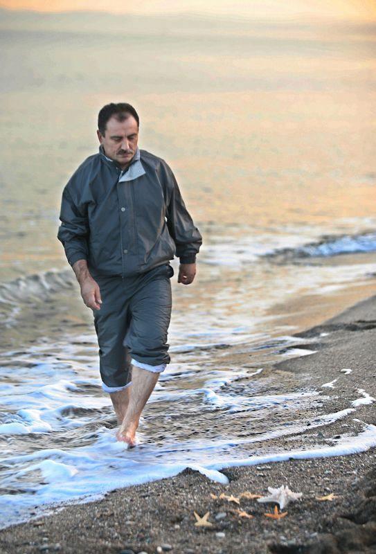 <p>Yazıcıoğlu, Akçakoca Sahili'nde yürürken...</p>