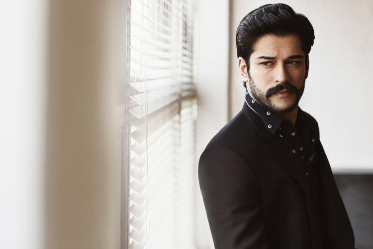 <p><strong>Burak Özçivit</strong></p>
