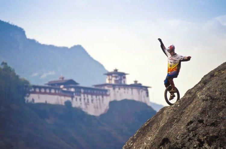 <p>Sirklerde iplerin üzerinde yürüyen cambazların ayağına takılan bisiklet tekerinin dağ gezintisine uyarlanan hali "mountain unicycling", yaralanma riski en yüksek sporlar arasında yer alıyor.</p>