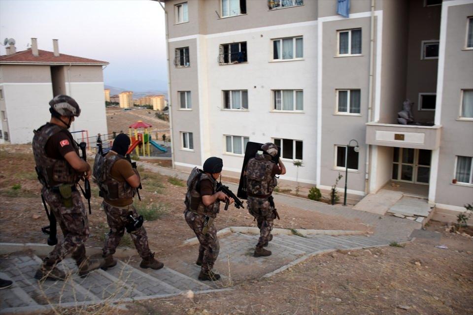 <p>Özel harekat ekiplerinin katılımıyla gerçekleştirilen ve "drone" ile de takip edilen operasyonda, örgüt faaliyeti çerçevesinde uyuşturucu, uyarıcı madde imalatı ve ticareti yaptıkları öne sürülen Malatya'da 15, İstanbul'da ise 4 olmak üzere 19 kişi gözaltına alındı.</p>
<p> </p>