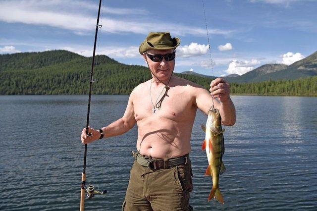 <p>Rusya Devlet Başkanı Vladimir Putin'in balık tutarken çekilmiş fotoğrafları basına yansıdı. Putin'e Savunma Bakanı Şoygu eşlik etti.</p>

<p> </p>

<ul>
</ul>

<ul>
</ul>
