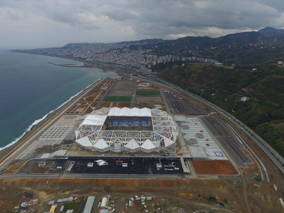 <p>Çatının tamamlanmasının ardından stadyumun zeminin çim kaplamasına başlanacak ve İtalya'dan getirilecek çimler serilecek. Saha zeminine hem normal hem hibrit çim yapılacak.</p>
<p> </p>