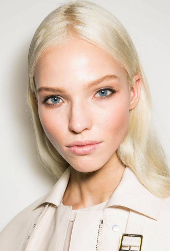 <p><strong>BRONZER VE AYDINLATICI </strong></p>

<p>Likit bronzerını elmacık kemiklerine genişçe uygulayın.</p>
