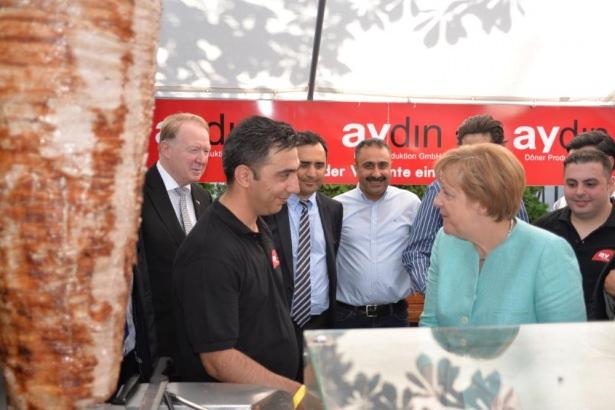 <p>Merkel, Berlin'in en işlek caddelerinden Unter den Linden yakınlarından düzenlenen yaz şenliğinde stant açan firmaları ziyaret etti.</p>

<p> </p>

