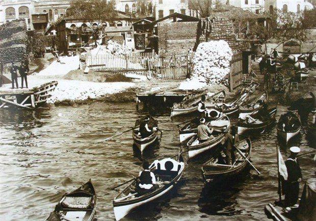 <p>Beşiktaş adını gemileri bağlamak için iskeleye yapılmış "Beş Taş" tan alır. Beşiktaş İskelesi (1900'ler) </p>
<ul>
</ul>