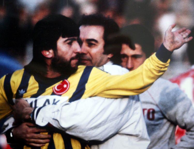 <p>Fenerbahçeli futbolcu Rıdvan Dilmen bir pozisyonda hakeme itiraz etti.</p>
