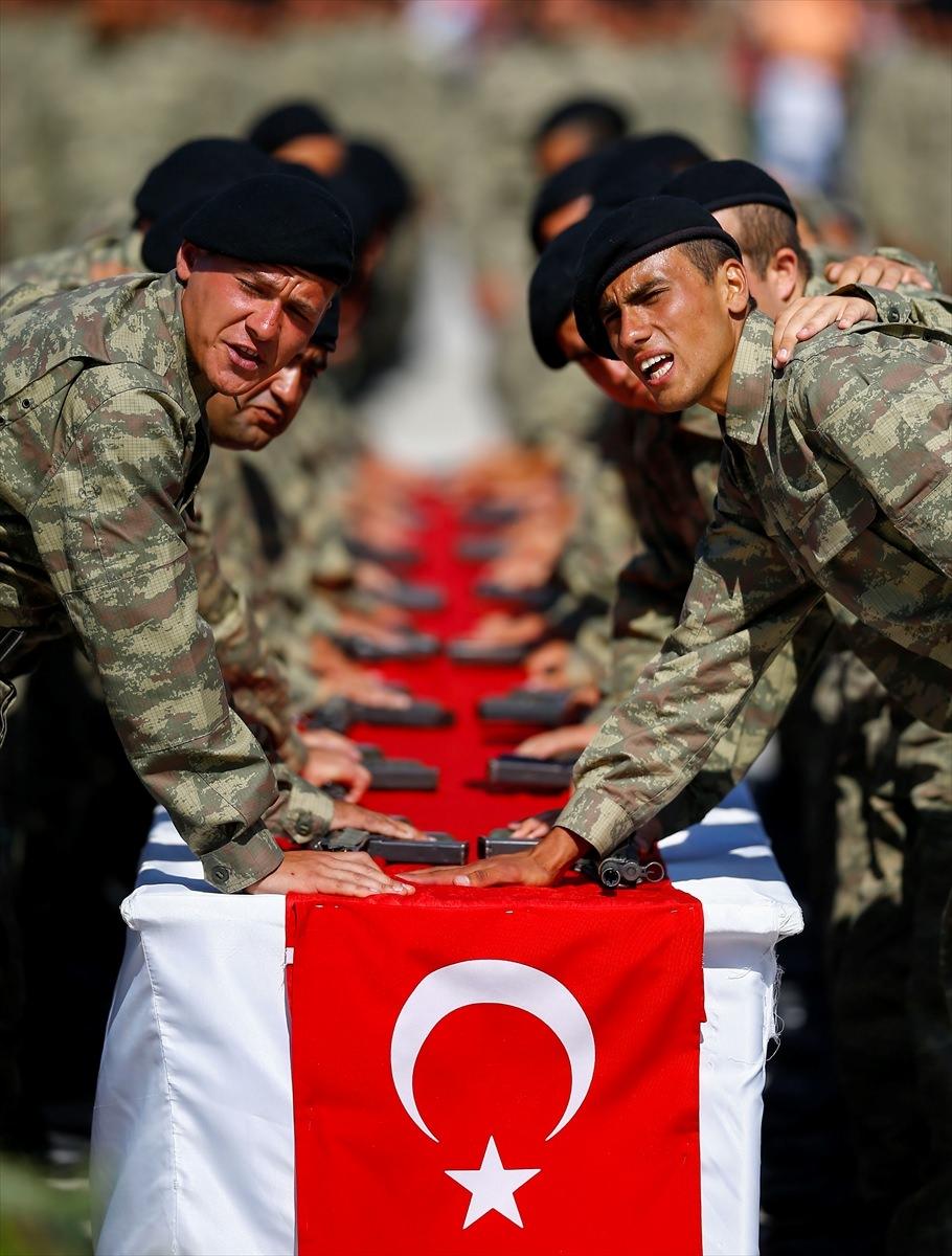 <p>Tüm bunlara bağlı olarak da ordumuz o kadar güçlü olur. Bu nedenle hep daha eğitimli, daha güçlü olmaya çalışın." ifadeleri yer aldı.</p>
