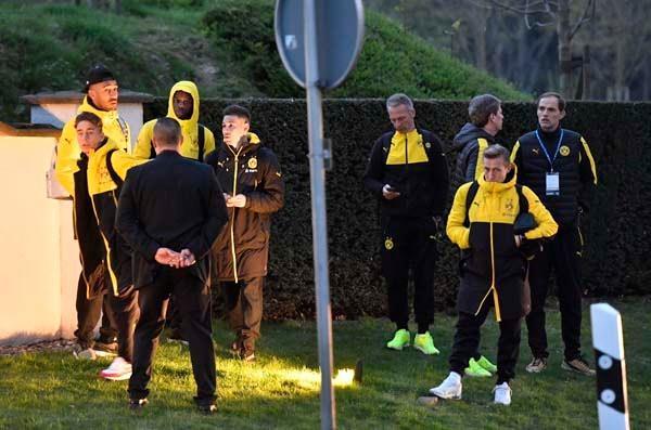 <p>Dortmund cephesinden yapılan açıklamada futbolculardan Marc Bartra'nın kırılan cam yüzünden yaralandığı ve hastaneye kaldırıldığı belirtildi. Nuri Şahin ve Emre Mor'un içinde olduğu görüntüler de servis edildi...</p>
