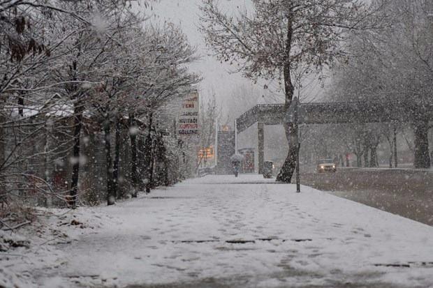 <p>Ankara'da sabah saatlerinde başlayan kar yağışı etkili oluyor.</p>

<p> </p>
