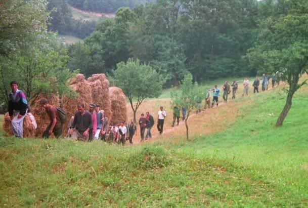 <p>Srebrenitsa'nın 11 Temmuz 1995 yılında Sırp birliklerince işgalinin ardından soykırımdan kaçan kurbanların orman yolundan güvenli bölgeye ulaşmalarını 19 yıl önce görüntüleyen fotomuhabiri ve Ahmet Bayriç, acının ve hüznün sembolü olan fotoğraflarını Anadolu Ajansı ile paylaştı.</p>