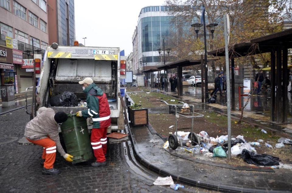 <p>Teröristlerce tuzaklanan patlayıcılar, roketatar ve uzun namlulu silahlarla düzenlenen saldırılarda bazı iş yerlerinin kullanılamaz hale geldiği belirlendi.</p>

<p> </p>
