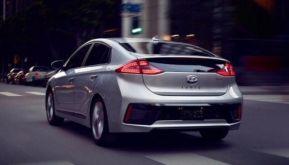 <p><strong>Hyundai </strong><br />
<br />
Radarlar ve kamera sensörleriyle sürücüyü sesli ve görsel olarak uyaran ve gerektiği durumlarda da otomatik olarak devreye giren Acil Fren Sistemi (AEB), Şerit Takip Uyarı Sistemi (LDW), Aktif Şerit Takip Asistanı (LKA) ve Akıllı Hız Kontrol Sistemi (SCCS) yeni otomobilin standart donanımlarından bazılarını oluşturuyor.</p>
