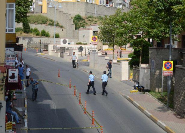 <p>Diğer saldırganı yakalamak için bölgede geniş çaplı operasyon başlatıldığı kaydedildi.</p>
