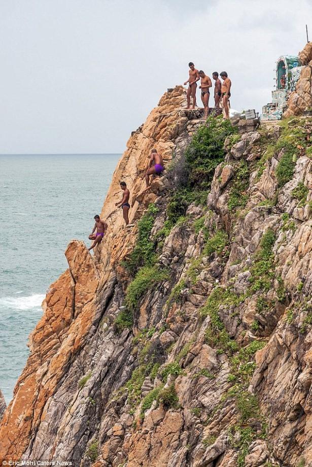 <p>Acapulco'daki yaklaşık 31 metre y&uuml;kseklikteki kayalıklardan atlayan dalgı&ccedil;lar adeta &ouml;l&uuml;me meydan okuyor. &nbsp;</p>

<p>&nbsp;</p>
