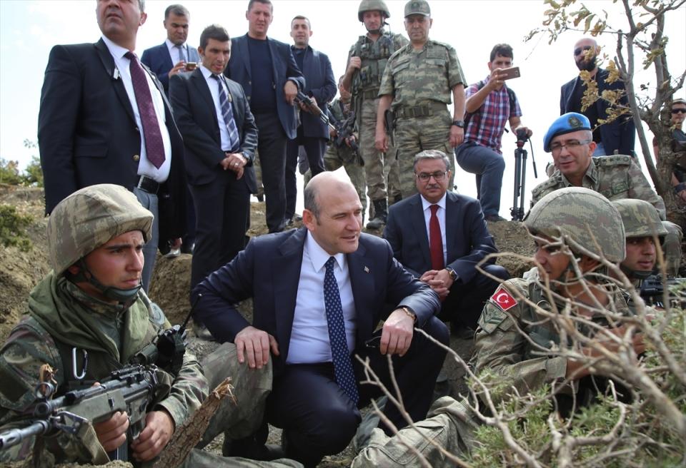 <p>Soylu, daha sonra 23. Jandarma Sınır Tümen Komutanlığına geçerek burada askerlerle yemek yedi. </p>
<p> </p>