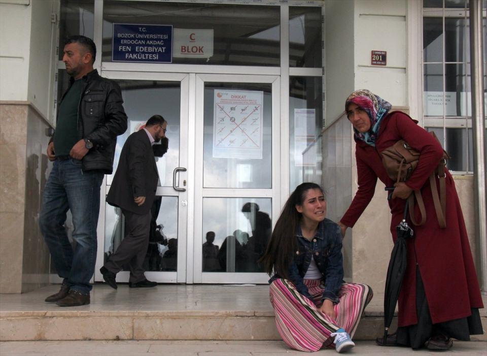 <p> Kural nedeniyle Yozgat’ta sınav salonuna giremeyen 4 öğrenci gözyaşlarına boğuldu. </p>