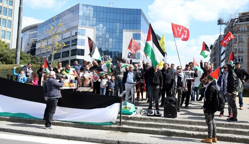 <p>Belçika'nın başkenti Brüksel'de AB kurumlarının bulunduğu Schuman meydanında toplanan yaklaşık 100 kişilik grup, İsrail'i protesto etti.</p>

<p> </p>
