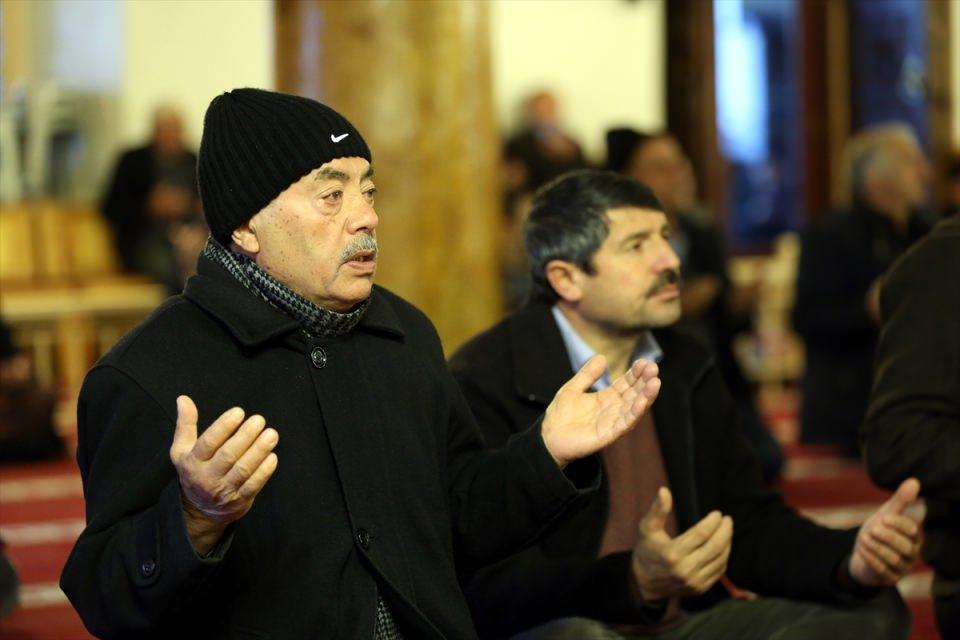 <p>Çanakkale Zaferi'nin 101'inci yılı dolayısıyla Diyanet İşleri Başkanlığınca organize edilen "Şühedanın İzinde Huzur’da Niyazdayız" programı kapsamında Çorum'da şehitler için dua edildi. </p>